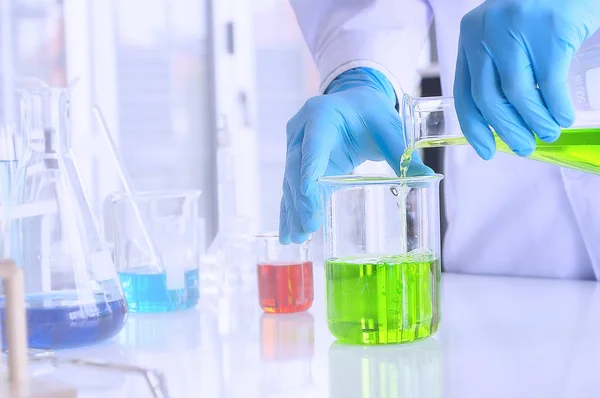 Forskare Håller Provtagning Olja Eller Kemisk Vätska Kolven Med Lab — Stockfoto