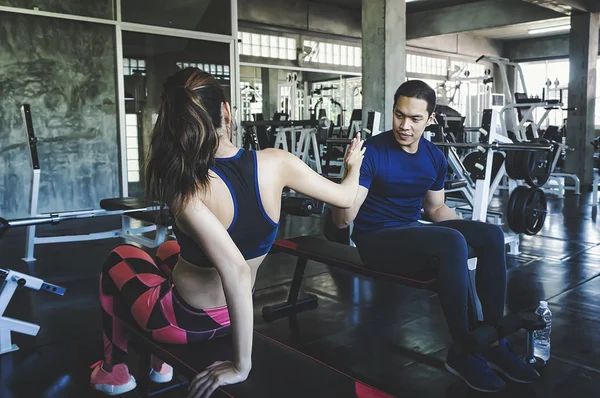 Fitness Adam Birbirlerine Beşlik Eğitim Oturumu Sonra Spor Salonunda Bir — Stok fotoğraf