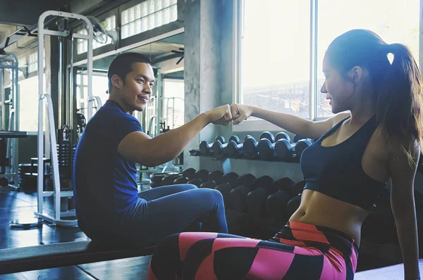 Fitnessmann Und Frau Geben Sich Nach Der Trainingseinheit Fitnessstudio Gegenseitig — Stockfoto