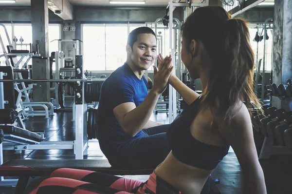 Fitnessmann Und Frau Geben Sich Nach Der Trainingseinheit Fitnessstudio Gegenseitig — Stockfoto