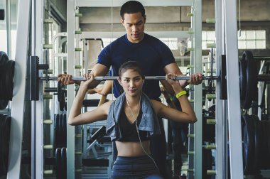 Egzersiz - görüntü ile genç bir kadın yardım kişisel fitness eğitmeni