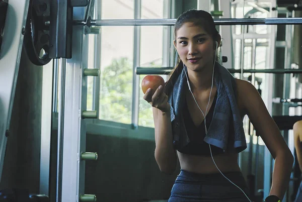 Frau Bewegung Workout Fitnessstudio Fitness Brechen Entspannen Halten Apfelfrüchte Nach — Stockfoto