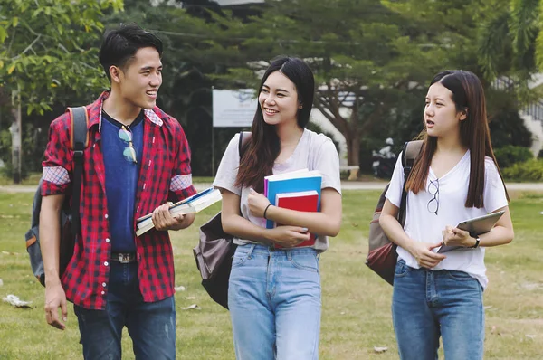 Asiatische Gruppenbildung Campus Freundschaft Und Menschen Konzeptgruppe Glücklicher Teenager Mit — Stockfoto