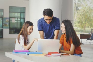 Mutlu genç öğrenciler okul klasörlerle Asya grubu eğitim, kampüs, dostluk ve kavram grubu. -Görüntü