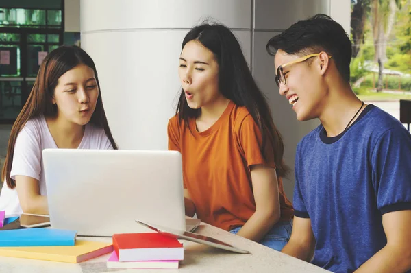 Ázsiai Oktatás Campus Barátság Koncepció Csoportjának Boldog Tinédzser Diákok Iskolai — Stock Fotó