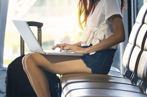 Mujer Joven Aeropuerto Espera Viajar Avión Con Tableta Ella Está — Foto de Stock