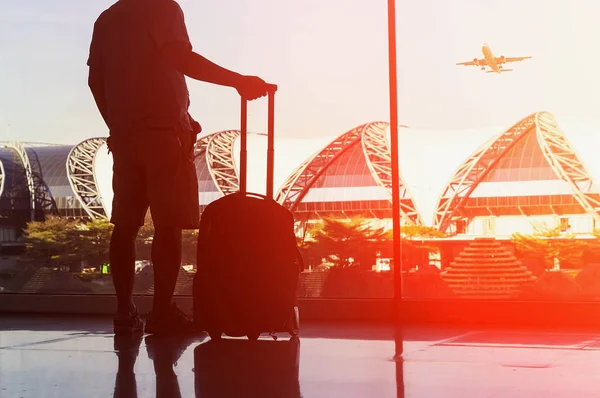 Joven Está Pie Cerca Ventana Aeropuerto Mirando Avión Antes Salida — Foto de Stock