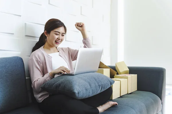 Erfolgreiche Junge Unternehmerin Mit Einem Neuen Online Geschäft Die Hause — Stockfoto