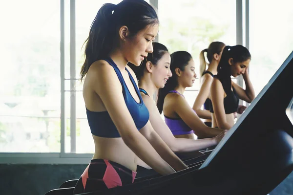 Vista Laterale Gruppo Donne Attraenti Donne Sportive Pista Corsa Ragazze — Foto Stock