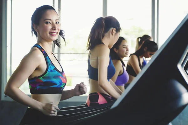 Vista Lateral Grupo Mujeres Atractivas Mujeres Deportivas Pista Atletismo Chicas — Foto de Stock