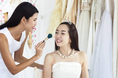 Düğün makyaj sanatçısı bir gelin için uyduruyor. Güzel seksi