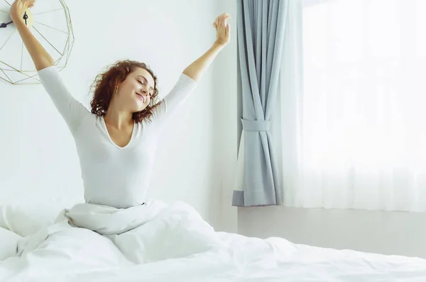 Sırasında germe büyük beyaz pencere oturan sarışın kadın 