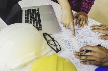 Mimar veya inşaat mühendislik tartışmak bir planı süre 