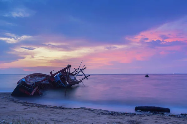 An old shipwreck or abandoned shipwreck. — Stock Photo, Image