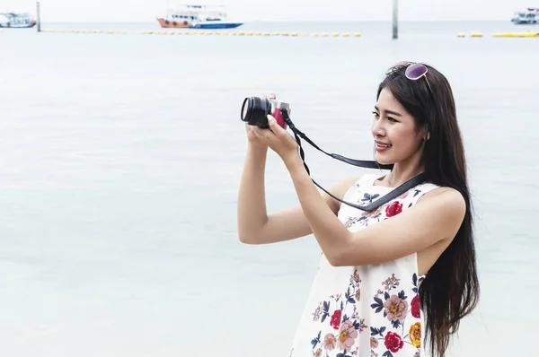 Schöne junge Frau, die Foto mit Kamera spiegellos auf der — Stockfoto