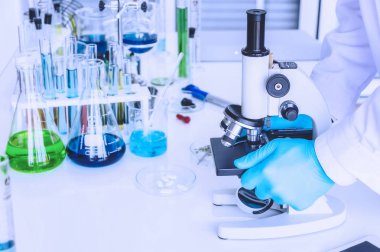 Örnekleme petrol ya da kimyasal sıvı şişesi ile tutan bilim adamı 