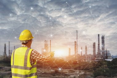 Sanal arabirim ekran dokunaklı kask işadamı .