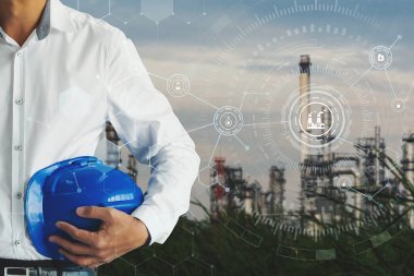 Emanet kask konumu, akıllı Fabrika arka plan ağır petrokimya sanayi sitesi petrol rafineri tesisi karşı olan mühendislik adam