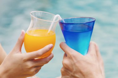 Yüzme havuzunda kokteyl parti ile çiftler zevk.