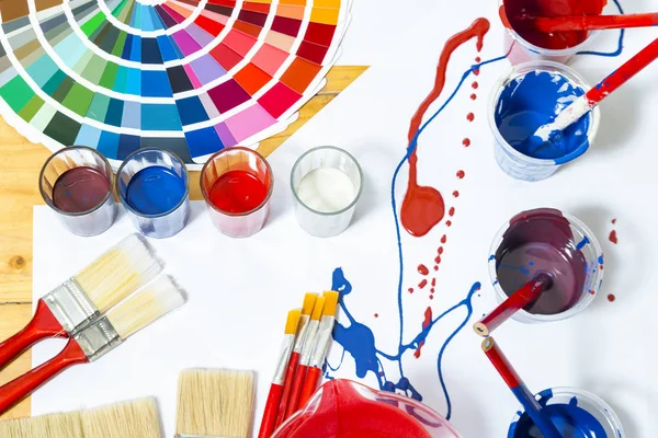 Mesa de trabalho do pintor e do decorador com projeto da casa, cor swatc — Fotografia de Stock