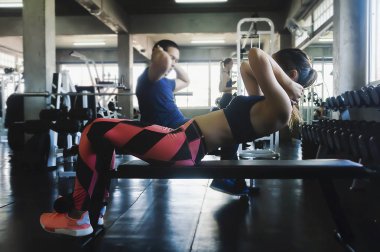 Asyalı kadın sit-up yapıyor.