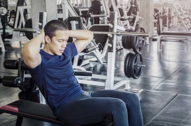 Genç adam bankta mekik çekiyor..