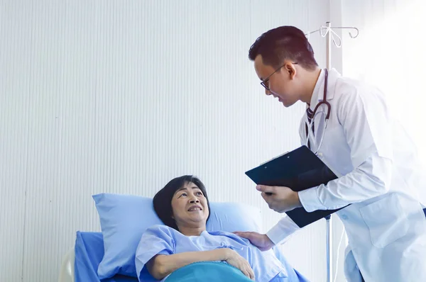 Mężczyzna lekarz kontroli ciśnienia kobiet pacjenta, Starsza Chora Kobieta — Zdjęcie stockowe