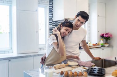 Güzel Asyalı Genç çift bekery ki yemek için yardım