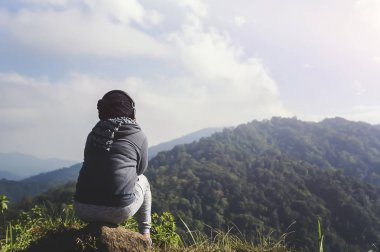 Moutain üzerinde doğal parkta rahatlatıcı genç kadın.