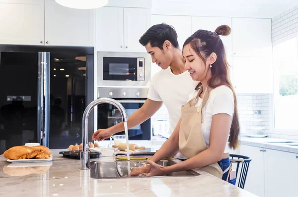 Mooie Aziatische jong koppel bij het koken van bekery in de ki — Stockfoto