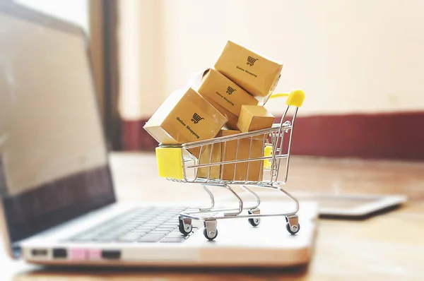 Dizüstü bilgisayar klavyesindeki bir tramvaydaki kutular. Online alışveriş hakkında fikirler