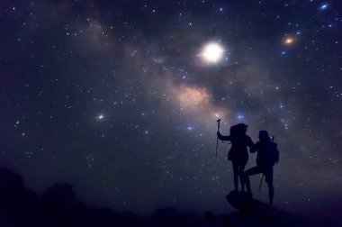Samanyolu ile manzara. Yıldız ve siluet ile Gece gökyüzü