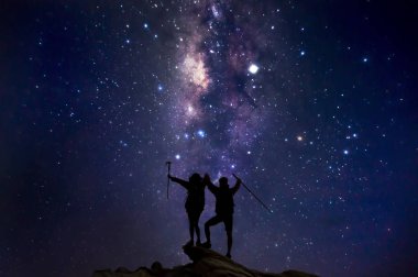 Samanyolu ile manzara. Yıldız ve siluet ile Gece gökyüzü
