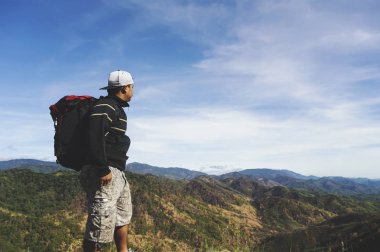 Arka planda sırt çantası dağlar manzara ile Gezgin Man.