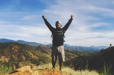 Backpack elleri ile Traveler Man b dağlar manzara kaldırdı
