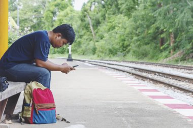 Tren istasyonunda genç erkek yolcu