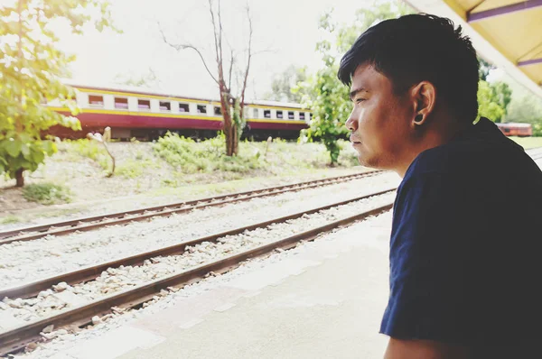 Joven pasajero masculino en la estación de tren — Foto de Stock