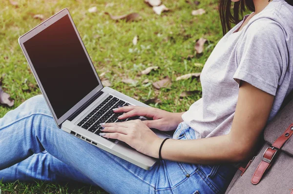 Mutlu kız öğrenci onun laptop kullanarak.