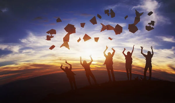 Groep gelukkige studenten tonen papier onderwijs succes bij het verhogen van Han Stockafbeelding