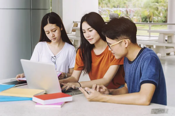 Grupo de jóvenes asiáticos estudiando en la universidad sentado durante lectu —  Fotos de Stock