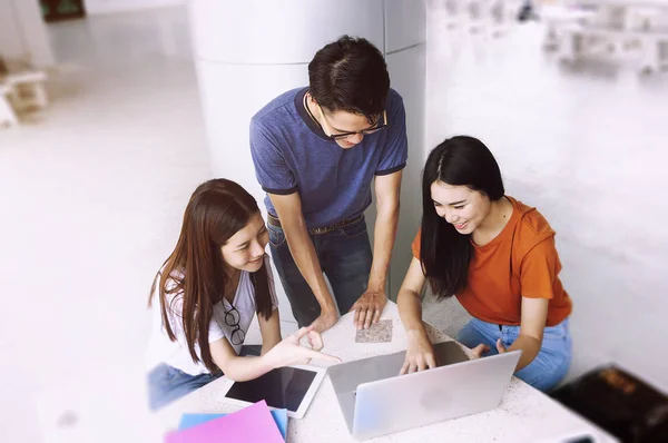 Groep van jonge Aziatische studeren op de universiteit zitten tijdens lectu — Stockfoto