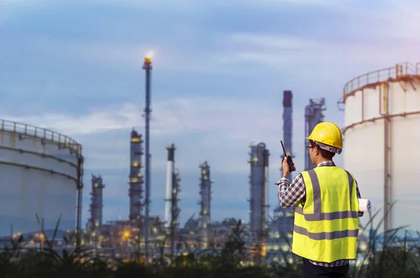 Ingeniero petroquímico de pie en refinería de petróleo . Fotos De Stock Sin Royalties Gratis