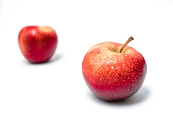 Δύο Κόκκινα Μήλα Απομονωμένα Γλυκό Νόστιμο Επιδόρπιο Πλευρική Άποψη Σταγόνες — Φωτογραφία Αρχείου