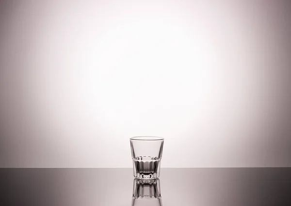 Vaso Vodka Vacío Con Hermoso Fondo Degradado Disparar Vidrio Luz — Foto de Stock