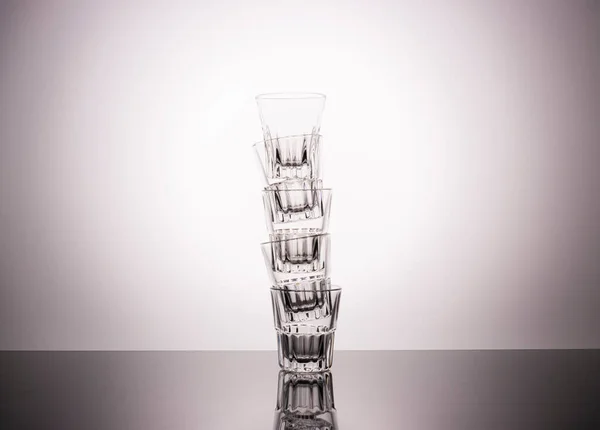 Vasos Vodka Vacíos Construyen Como Rascacielos Con Hermoso Fondo Degradado — Foto de Stock