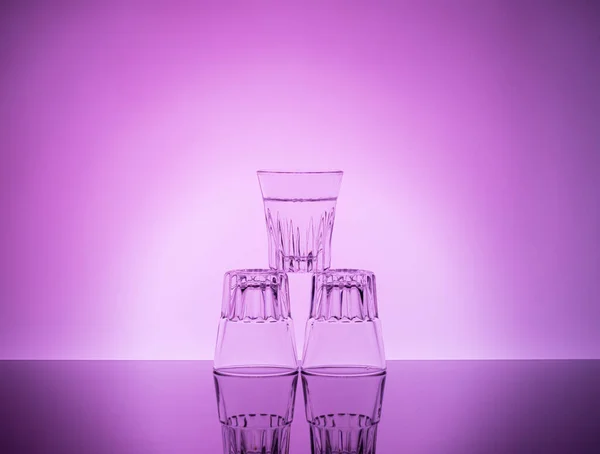 Vasos Vacíos Para Bebidas Alcohólicas Fuertes Sobre Fondo Degradado Púrpura — Foto de Stock