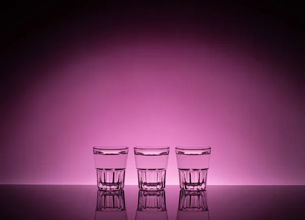 Vasos Vacíos Para Bebidas Alcohólicas Fuertes Sobre Fondo Degradado Púrpura — Foto de Stock