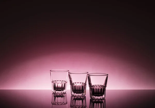 Vasos Vacíos Para Bebidas Alcohólicas Fuertes Sobre Fondo Degradado Rosa — Foto de Stock