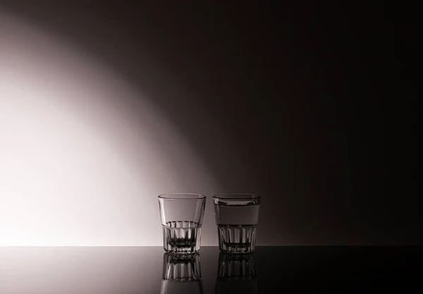 Vasos Vidrio Vacíos Para Alcohol Sobre Hermoso Fondo Degradado Foto — Foto de Stock