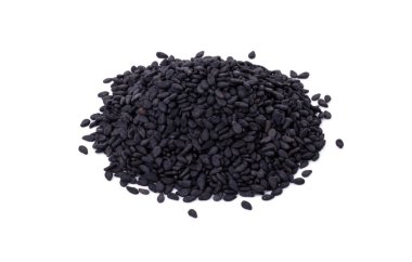 Beyaz arka planda izole edilmiş phytin içeren siyah susam tohumları. Kilo kaybı ve gençliğin devamı için sağlıklı ve sağlıklı beslenme